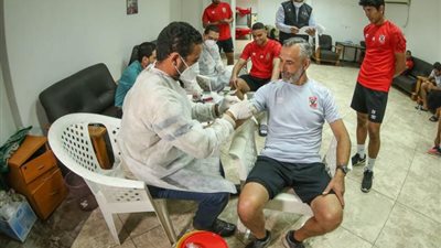 تحاليل دم كاملة للاعبي الأهلي للأطمئنان على سلامتهم