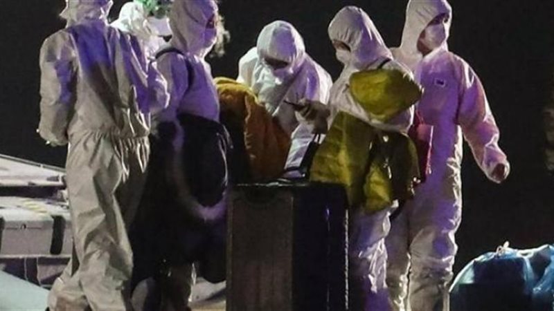 طواقم طبية تفحص فيروس