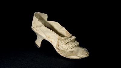 الشعب أعدمها بالمقصلة.. حذاء ملكة فرنسا ”ماري أنطوانيت” معروض للبيع