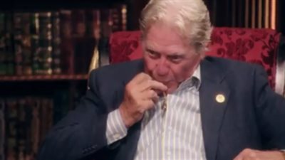 لهذا السبب يرتدي حسين فهمي ”تيتينه” في رقبته