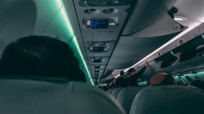 وقعت في ”شر أعمالها”.. اعتذرت عن العمل بسبب المرض فوجدت مديرها معها بالطائرة