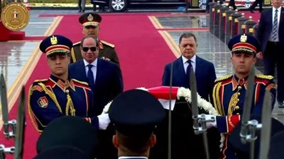 عاجل.. الرئيس السيسي يضع إكليلا من الزهور على قبر شهداء الشرطة