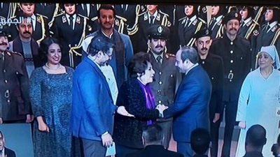 السيسي لـ سميحة أيوب: عندي أمنية إني أسلم عليكي.. والأخيرة: شكرًا يا عزيز مصر