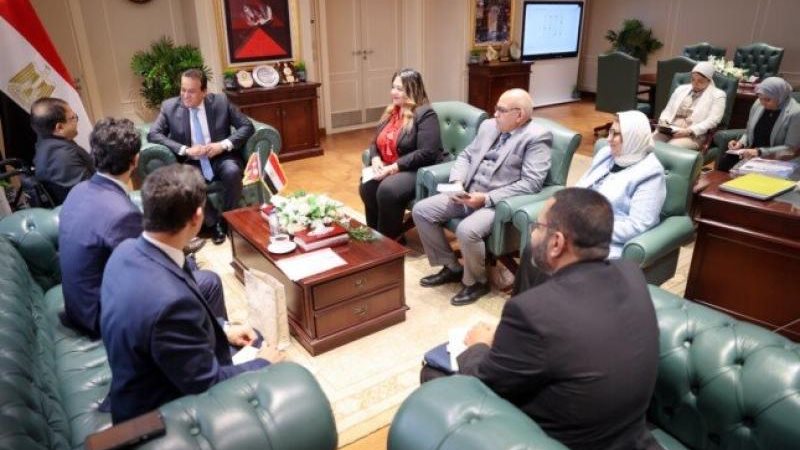 وزير الصحة وسفير