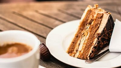 عمرها عقود.. مسنّة تعثر على قطعة من كيكة حفل زفافها في مدفونة في ثلاجتها