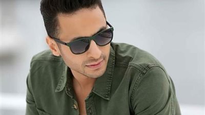 حمادة هلال يستعد لطرح كليب ”آية من الجمال” قريباً