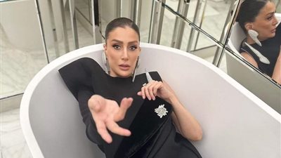 الشهرة فى البانيو.. غادة عبد الرازق بإطلالة مميزة فى أحدث ظهور