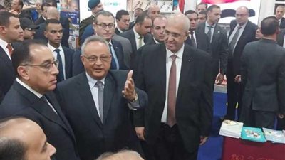 رئيس الوزراء يتفقد جناح مكتبة الإسكندرية بمعرض القاهرة الدولي للكتاب