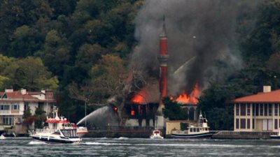 حريق مخيف بمسجد تاريخي في تركيا والإطفاء تعجز في السيطرة عليه