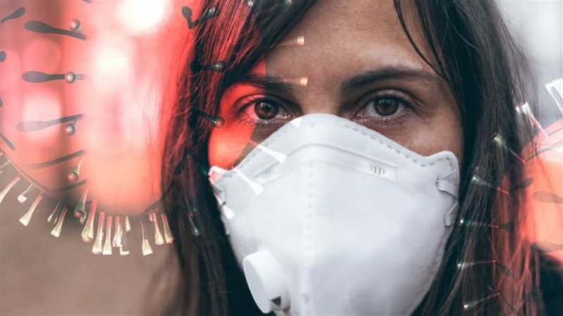 سيدة ترتدي كمامة
