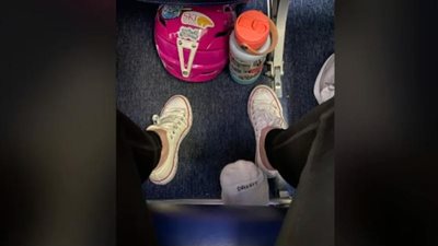 ”لا تكن هذا الشخص”.. تصرف صادم من راكب طائرة أثار الاشمئزاز