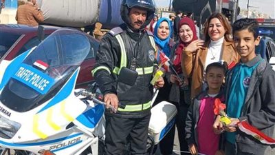 بالورود... تلاميذ مدرسة بأسيوط يهنئون الضباط بعيد الشرطة