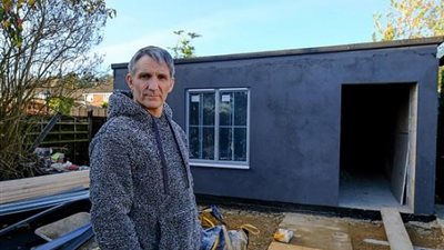 هذا الرجل إذا استخدم الموبايل أو شاهد التلفزيون سيدخل الرعاية المركزة