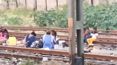 أخدوا راحتهم!!.. هنود يطبخون الطعام على قبضان القطارات ويشعلون الجدل (فيديو)