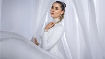 عائشة بن أحمد بإطلالة جذابة في الفستان الأبيض بأحدث جلسة تصوير