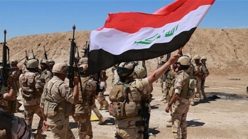 جنود من الجيش يرفعون