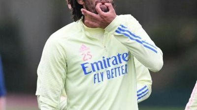 إصابة محمد النني بفيروس كورونا تثير تساؤلات الصحف الإنجليزية