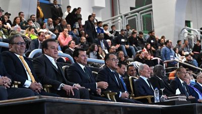 مدبولي يسلم كأس البطولة الأفريقية لكرة اليد للمنتخب المصرى| صور