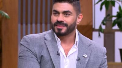 الفنان خالد سليم يفاجئ جمهوره بحلق شعره على الهواء