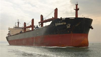 بالصور.. سفينة الصب الجاف اليونانية «ZOGRAFIA »تستأنف رحلتها عبر قناة السويس بعد إصلاح العطل