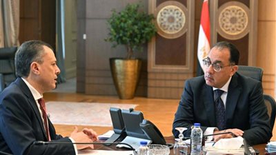 رئيس الوزراء يتابع مع وزير السياحة والآثار عددًا من ملفات عمل الوزارة