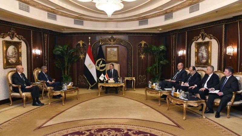 وزير الداخلية يبحث