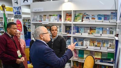 الخشت يتفقد جناح جامعة القاهرة فى معرض القاهرة الدولي للكتاب (صور)