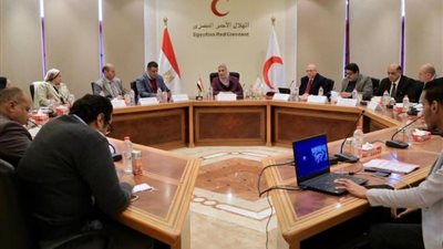 «الهلال الأحمر » يوافق على استمرار إقامة المخيمات داخل قطاع غزة وإعداد وجبات يومية له