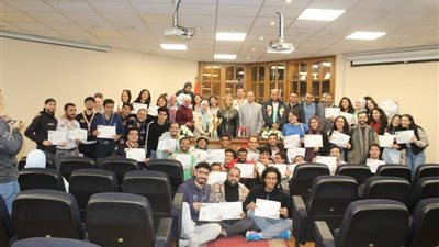 عميدة آداب عين شمس تكرم الطلاب المتميزين في الأنشطة الطلابية بالفصل الدراسي الأول