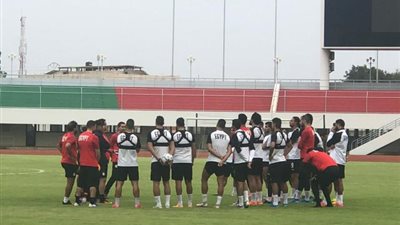 لاعبو منتخب مصر يبدأون عمليات الاحماء علي ملعب المباراة