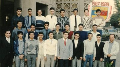 إدوارد يستعيد ذكرياته مع أصدقاء العمر بصورة نادرة من المدرسة