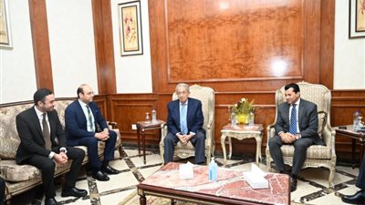 وزير الرياضة يستضيف عمرو موسى خلال لقاء حواري مع الشباب