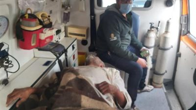 فريق أطفال وكبار بلا مأوى ينقذ مواطن مقيم بالشارع بوسط القاهرة