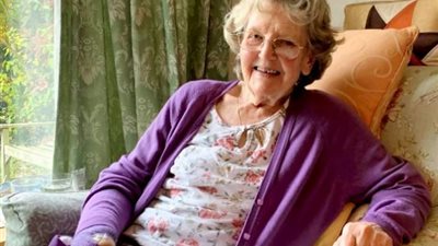 «بتسفه للبقاء على حياتها».. كل ما تريد معرفته عن حكاية المسنة آكلة التراب