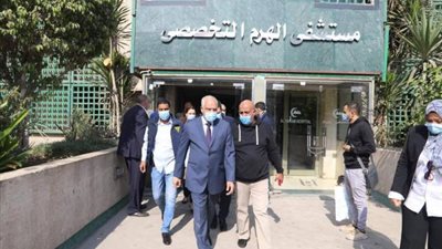 حجز بالرعاية المركزة وكسر بالعمود الفقري..محافظ الجيزة يكشف حالة المصابين بإنقلاب أتوبيس مدرسة بالرماية