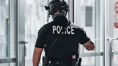 القبض على أمريكية قتلت طفلتها وقادت السيارة مع جثتها لأيام