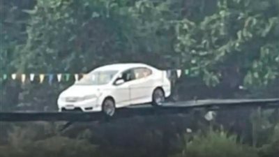 فيديو.. سائقة تايلاندية معلقة على جسر خشبي بسبب الـ GPS