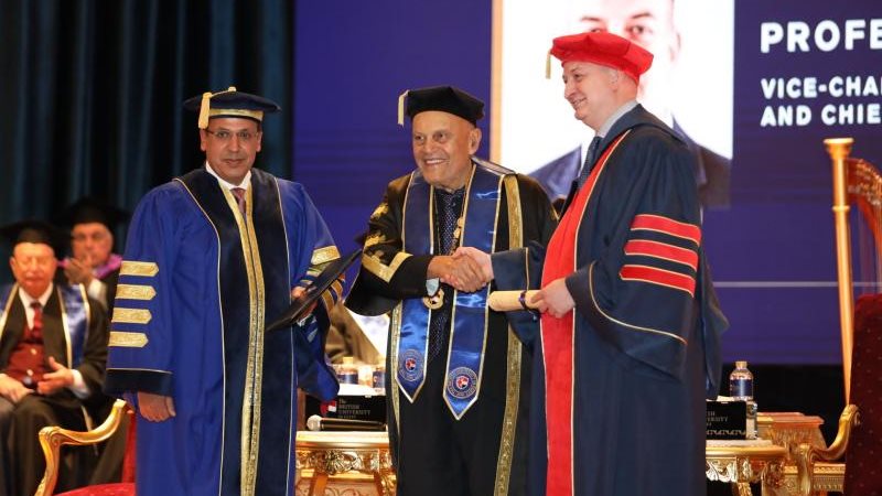 تكريم رئيس جامعة