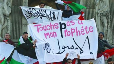 ماكرون يحتوي غضب المسلمين بقرار عاجل.. اعرف التفاصيل