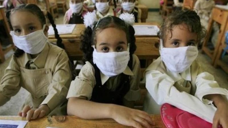 تلاميذ يرتدون الكمامة