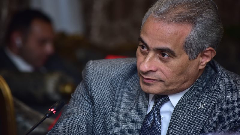 وزير العمل يلتقي
