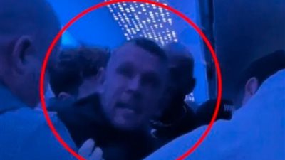 على ارتفاع 33 ألف قدم.. ركاب طائرة يتعاملون مع راكب مخمور (فيديو)