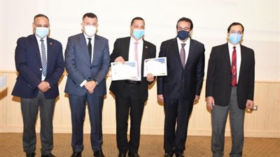 بالصور .. عبد الغفار يكرم الحاصلين على أفضل رسائل ماجستير ودكتوراه في القطاع الهندسي