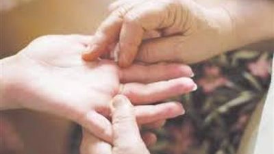 لن تصدق.. هذا ماقاله الشيخ عطية صقر عن قراءة الكف