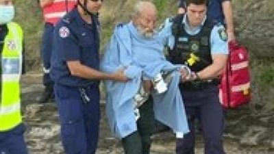 رجل عمره 91 عام ويمارس هوايته المفضلة بالقفز بالمظلات