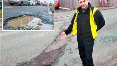 لإقناع المسؤولين.. سائق يوثق وجود 250 حفرة على طول الطريق لمنزله