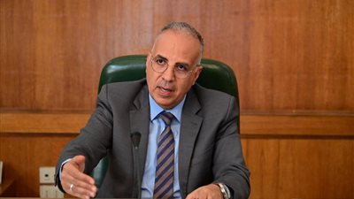 وزير الري يقرر سحب العمل من المقاولين في تأهيل الترع لهذا السبب