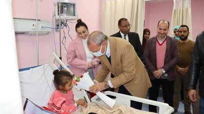 محافظ القليوبية يطمئن على أطفال «غزة» بمستشفى القناطر الخيرية| صور