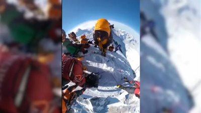 سبحان الخالق!.. فيديو بزاوية 360 درجة لجبل إيفرست يذهل رواد الإنترنت