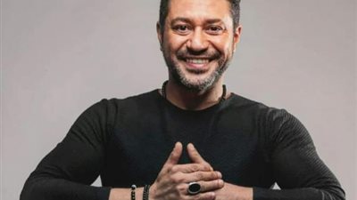 شاهد.. محمد عز يطرح البوستر الرسمي لمسلسل ”ضربة معلم”